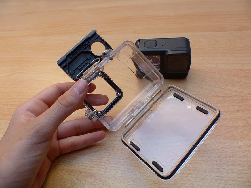 Man sieht das wasserdichte Gehäuse für die GoPro Hero 9.